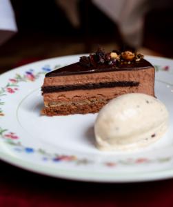 Chocolat au croustillant de pralin, glace aux trois vanilles